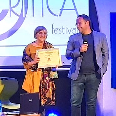 Ippolita Luzzo consegna il premio Nautilus.Litweb a Salvatore Conaci