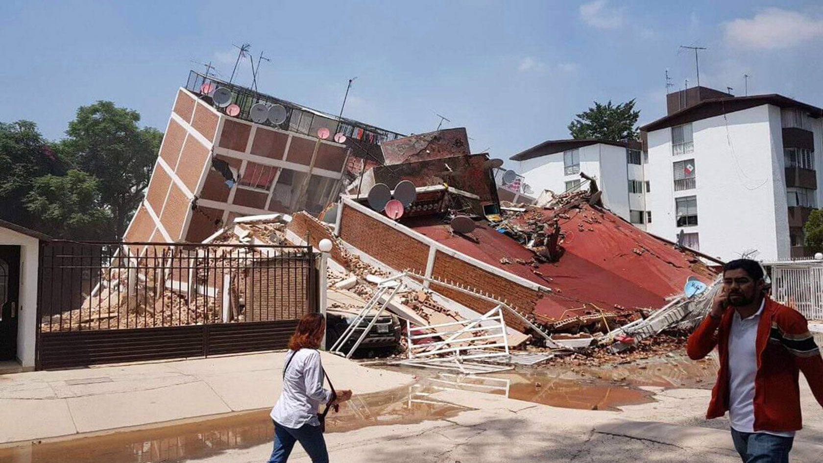 1505872015_843_terremoto-en-mexico-colapso-un-colegio-primario-y-hay-ninos-atrapados-bajo-los-escombros