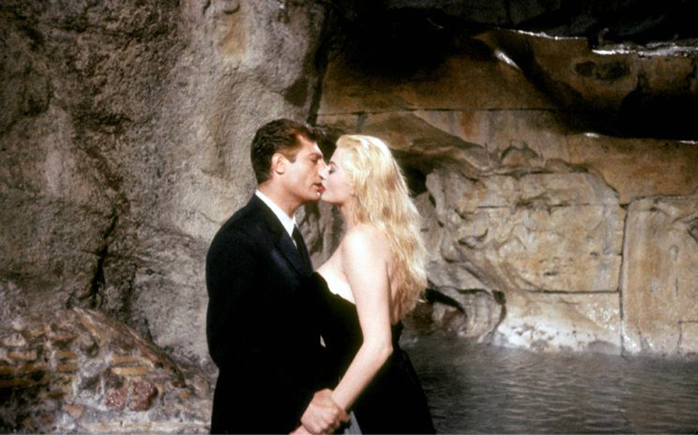 La dolce vita: Marcello Mastroianni e Anita Ekberg nella celebre scena del bacio
nella Fontana di Trevi