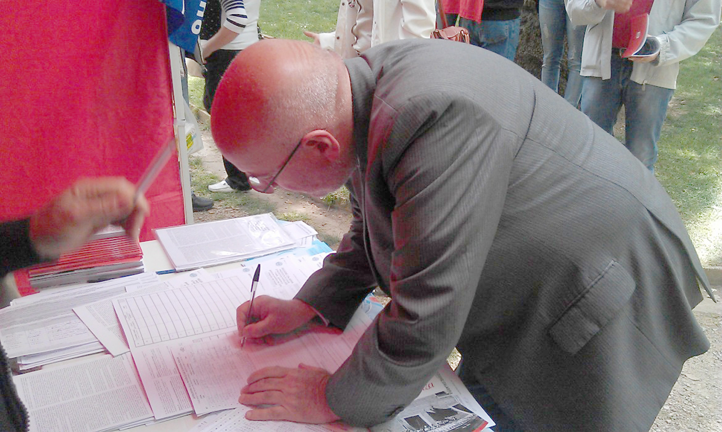 Oliverio mentre firma la legge regionale di iniziativa popolare promossa dal Coordinamento «Bruno Arcuri»