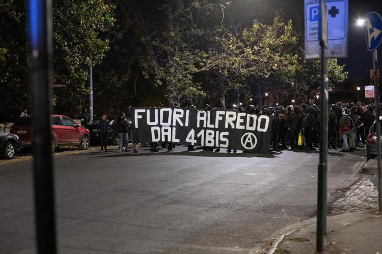 Alfredo Cospito, il medico: "E' quasi sottopeso, rischia la vita"