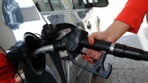 Benzina, i prezzi di oggi: self sotto i 2 euro