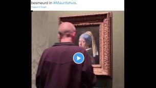 Blitz attivisti contro la 'Ragazza con l'orecchino di perla' di Vermeer - Video