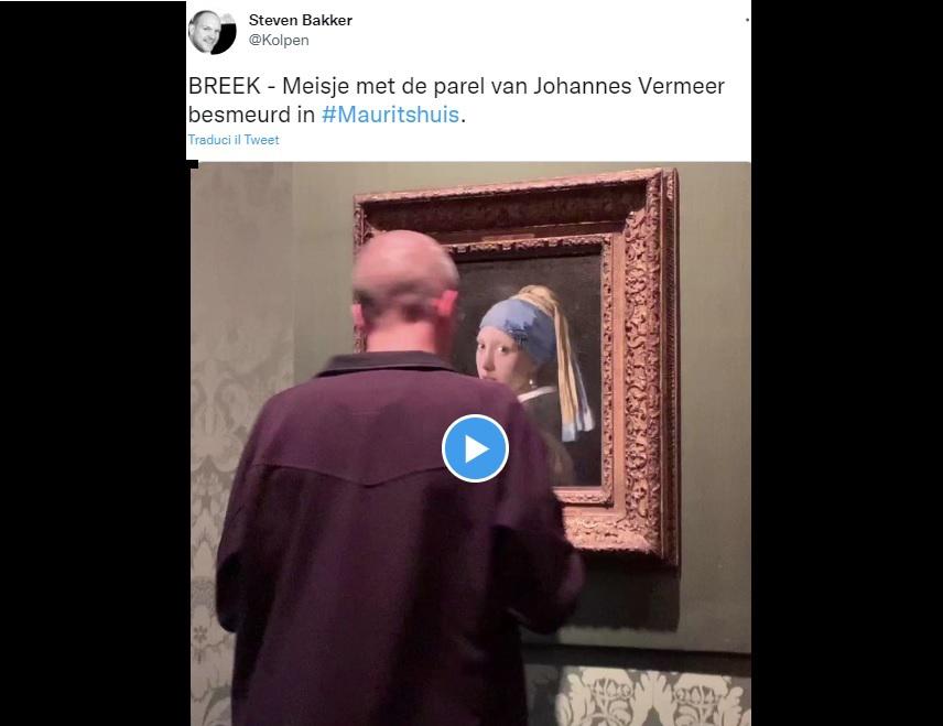 Blitz attivisti contro la 'Ragazza con l'orecchino di perla' di Vermeer - Video