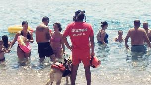 Calabria, cane vigili fuoco salva bimbi su canoa