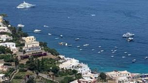 Capri, minibus esce di strada e precipita: feriti
