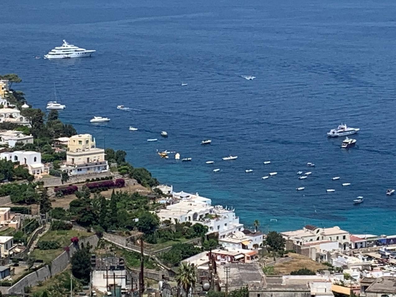 Capri, minibus esce di strada e precipita: feriti