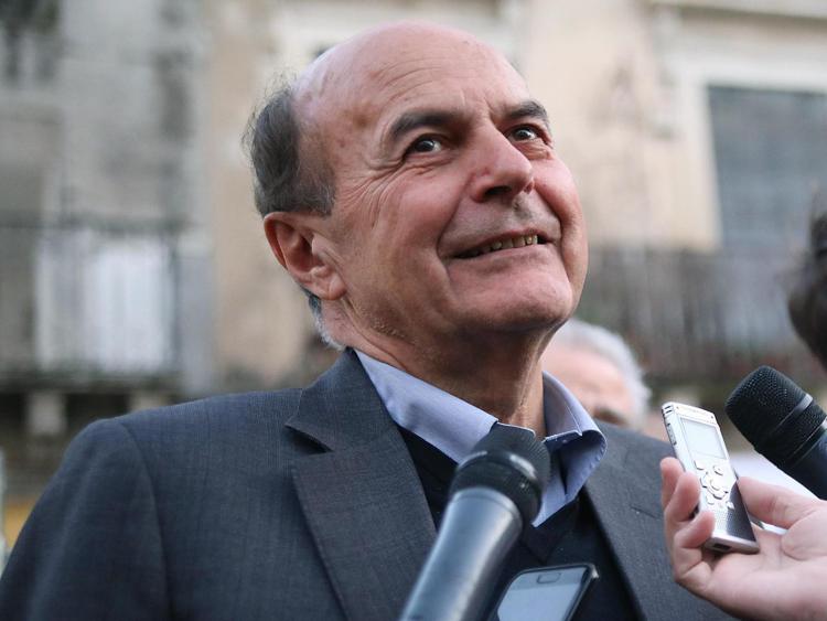 Carburanti, Bersani: "Ma governo sa quanto guadagna benzinaio in Italia?"