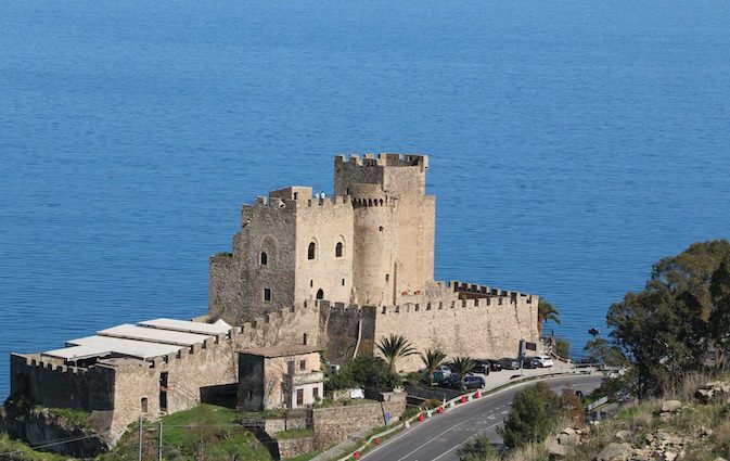 castello-roseto-capo-spulico-1536x970