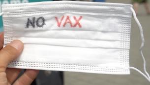 Covid, infettivologo salva no vax in mare: "Lo rifarei ma ho rischiato"