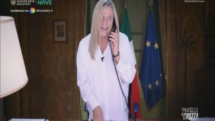 Crozza-Meloni si trasforma in Draghi per governare - Video