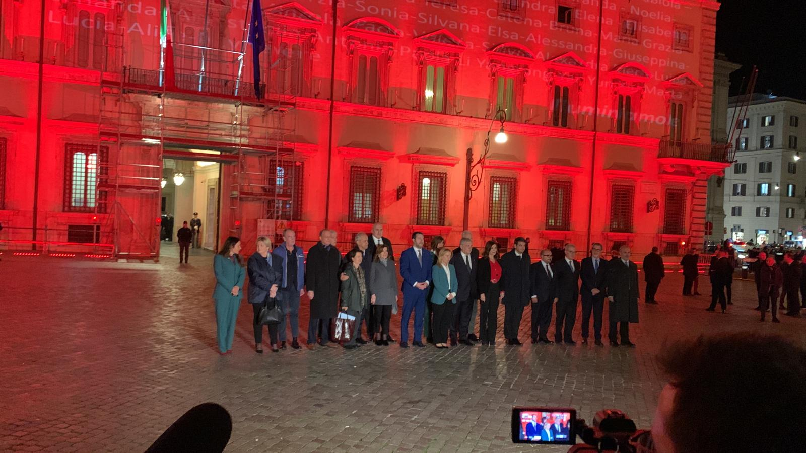 Da Meloni e ministri l'omaggio a nomi vittime femminicidio che illuminano Palazzo Chigi