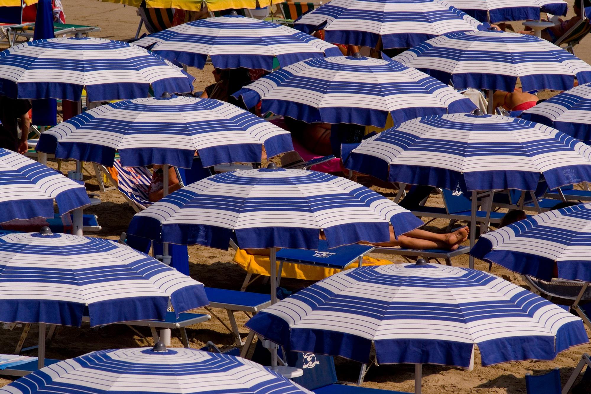 Estate, stangata sotto l'ombrellone: "Prezzi in spiaggia alle stelle"