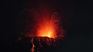 Etna ancora in eruzione, fontane e colate di lava per tutta la notte