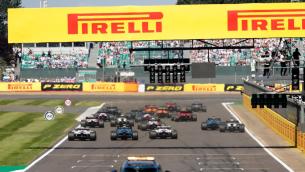 F1, a Gp Silverstone duello Verstappen-Hamilton: fuori la Red Bull, gara sospesa