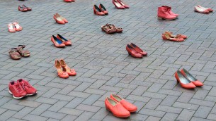 Femminicidi in Italia, 109 donne uccise in 2023: la metà da partner o ex