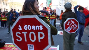 Francia, nuove proteste contro riforma pensioni: scioperi, blocchi e disagi