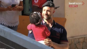 Il carabiniere Pasquale, il 'gigante buono' di Lampedusa