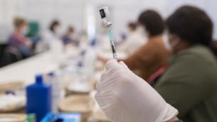 Immunità di gregge, Capua: "Difficile a breve per scetticismo su vaccini"