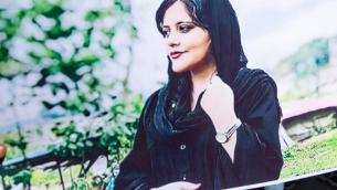 Iran, padre di Mahsa Amini: "Nessuno mi dà una risposta sulla sua morte"