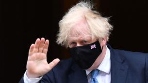 Johnson, dietrofront dopo polemiche: farà quarantena covid