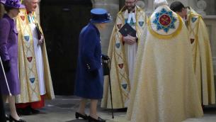La Regina Elisabetta per la prima volta in pubblico con il bastone