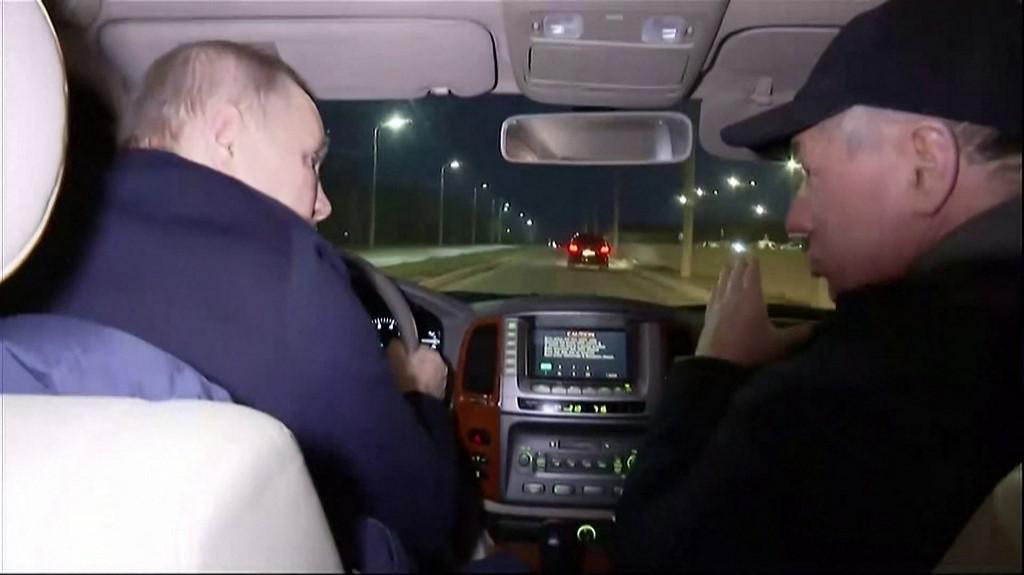 Mariupol, Putin in jeep nella città distrutta: "Colpa dei nazisti"