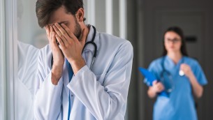 Medici esausti, per oltre 8 su 10 sempre più difficile lavorare nel Ssn