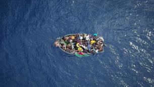 Migranti, 36 a rischio in Sar Malta: "Imbarchiamo acqua, temiamo di morire"