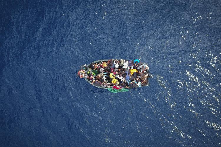 Migranti, 36 a rischio in Sar Malta: "Imbarchiamo acqua, temiamo di morire"