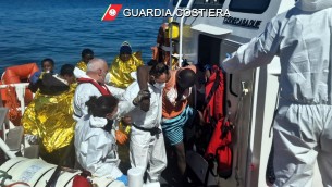 Migranti, sbarchi senza sosta: in 500 arrivati nella notte a Crotone