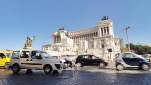 Mobilità, 9 italiani su 10 'fedeli' all'auto ma aperti a nuove soluzioni