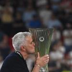 Mourinho in lacrime: "Roma ha fatto la storia"
