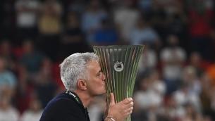 Mourinho in lacrime: "Roma ha fatto la storia"
