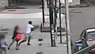 New York, tenta di rapire bimbo: madre lo salva tirandolo fuori dal finestrino - Video