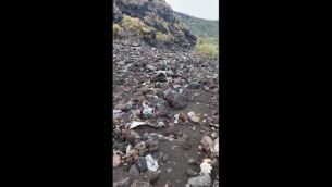 Nubifragio Stromboli, rifiuti discarica riversati su spiaggia Lunga - Video