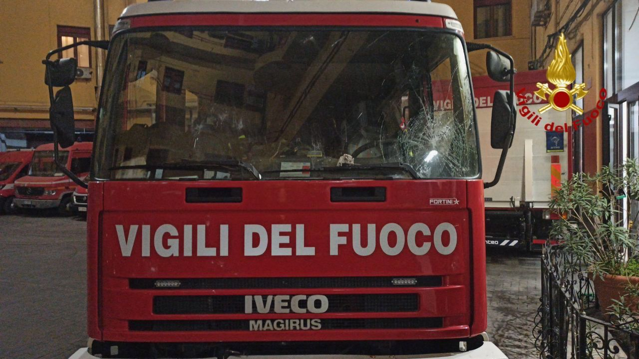 Palermo, danneggiato mezzo dei Vigili del fuoco