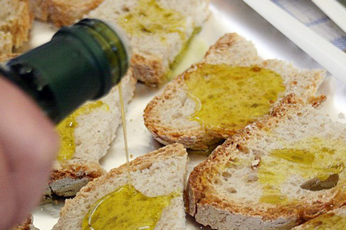 Pane e olio extravergine di oliva, la sana merenda all’italiana. Se ne