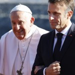 Papa accolto da Macron: "Migranti non invadono, cercano accoglienza"
