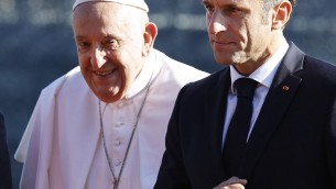 Papa accolto da Macron: "Migranti non invadono, cercano accoglienza"