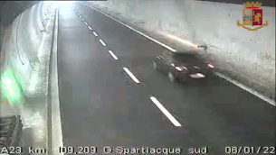 Paura in autostrada, contromano su A23 per 4 km - Video