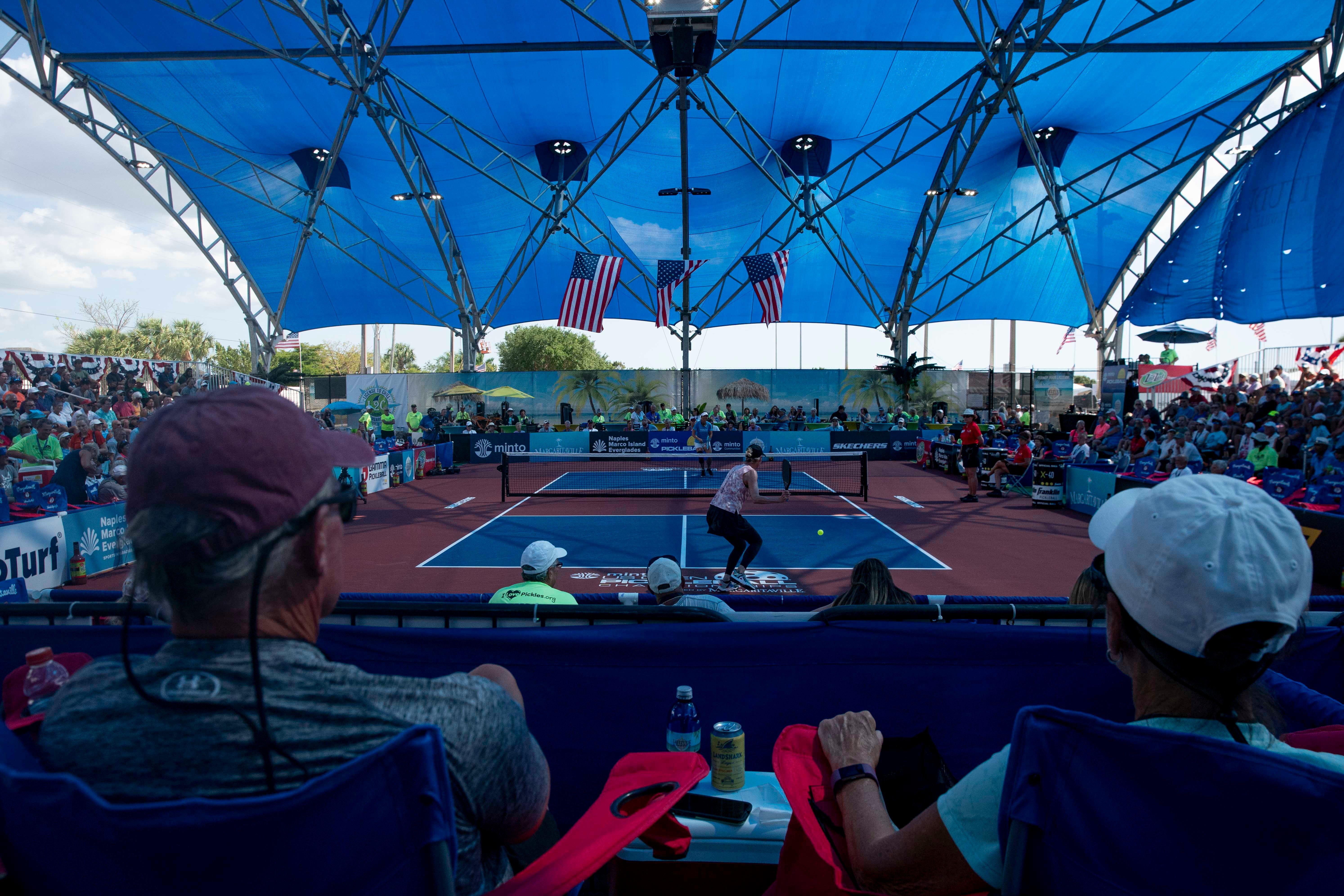 Pickleball sfida padel e sbarca a Roma: regole, pallina e misure campo