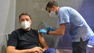 Renzi posta foto del vaccino: "Con questa per una volta nessuno farà polemica"