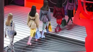 Riparte risiko moda: da Prada ad Armani, i big che resistono alle mani estere