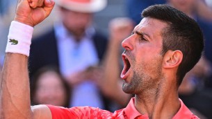 Roland Garros, Djokovic vola in semifinale: battuto Khachanov