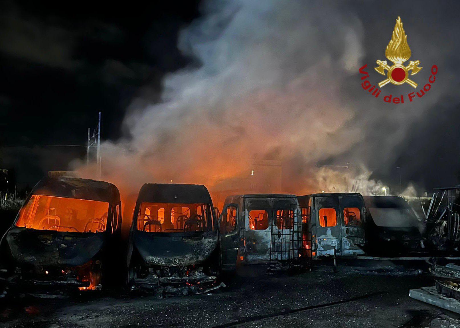 Roma, incendio in un deposito di scuolabus su via Ostiense: distrutti 22 mezzi
