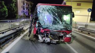Roma, perde il controllo del bus e si schianta contro le auto in sosta