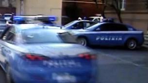 Roma, rapina negozio armato di machete: bloccato da poliziotti con taser
