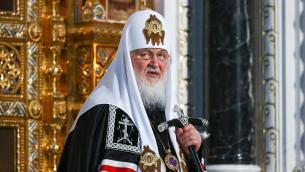 Russia, patriarca Kirill scivola su acqua santa e cade