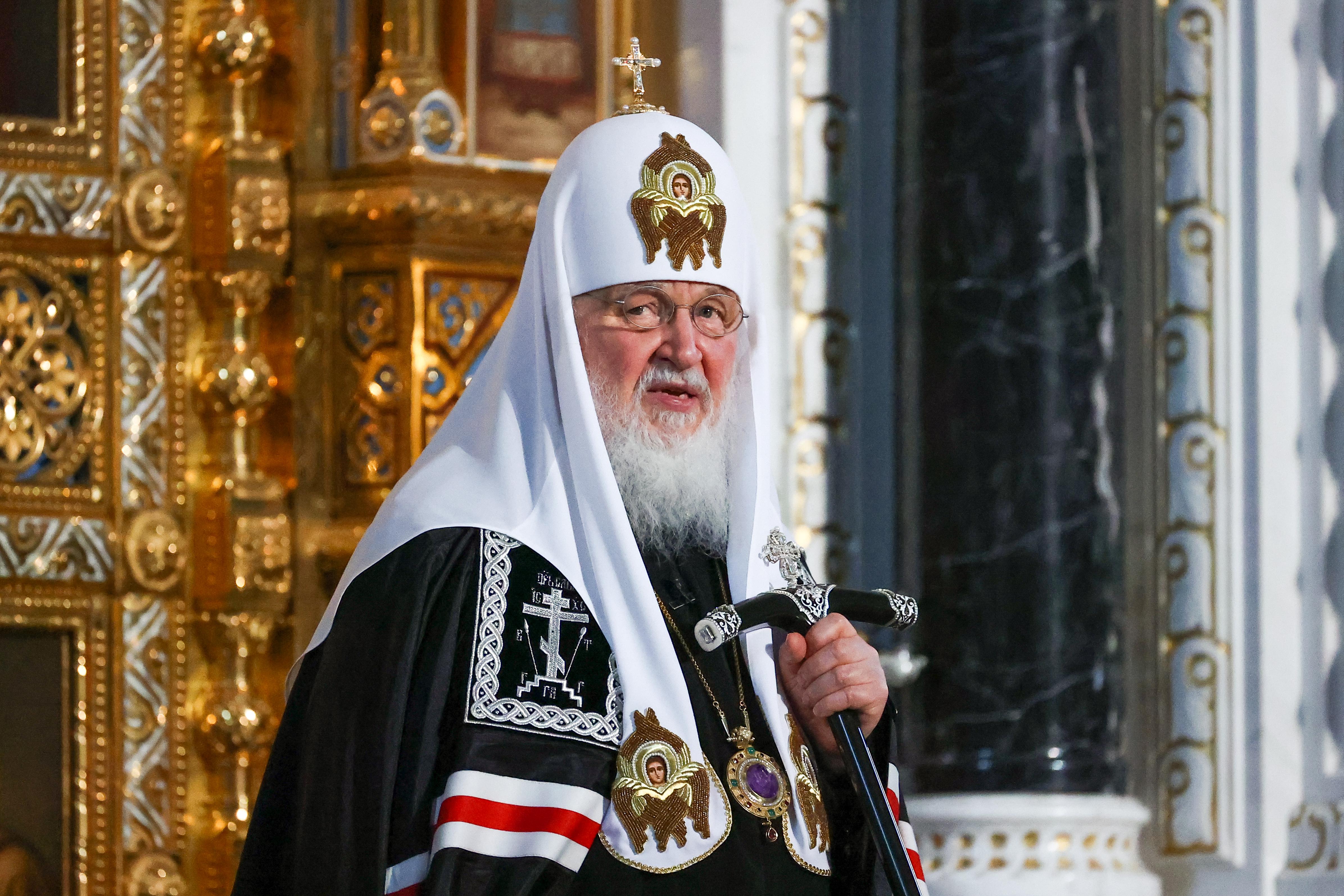 Russia, patriarca Kirill scivola su acqua santa e cade
